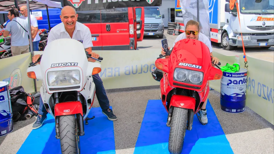 Fabrizio Santarini e Sara Zaghini in sella alle Ducati Paso esposte nel Paddock