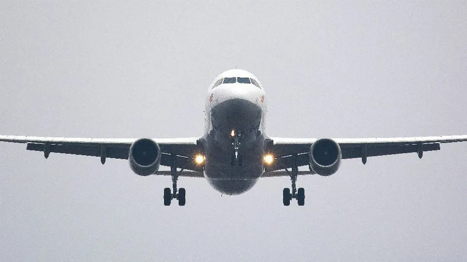 aereo in atterraggio (foto pexels)
