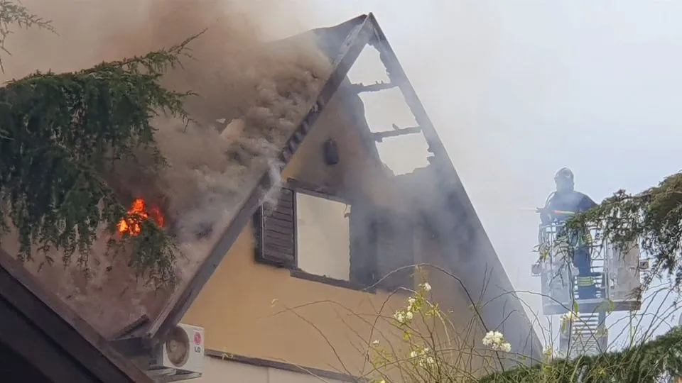 l’incendio sul tetto della villetta (@adriapress)
