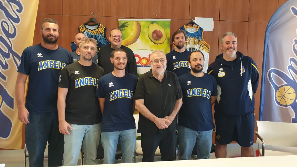 Foto di gruppo al termine dell'incontro con la stampa
