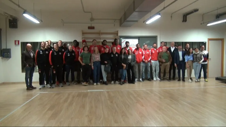 Foto di gruppo all'inaugurazione del nuovo Centro Medico Sportivo RBR