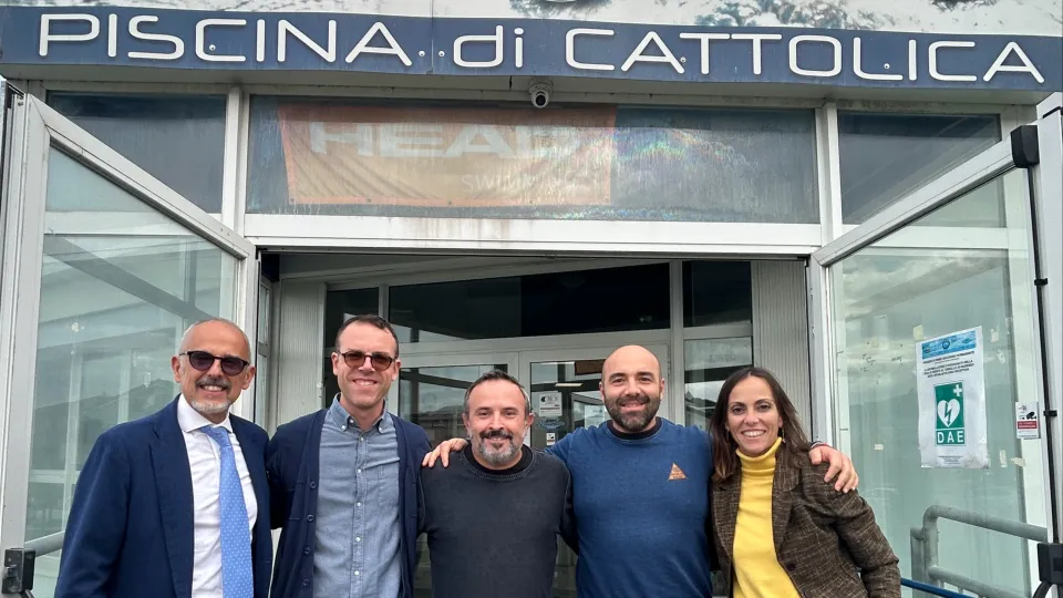 foto di gruppo davanti alla piscina di Cattolica