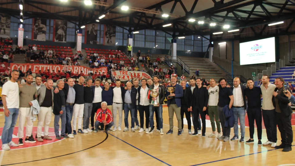 Foto di gruppo del Rimini 2004/'05 con le due coppe