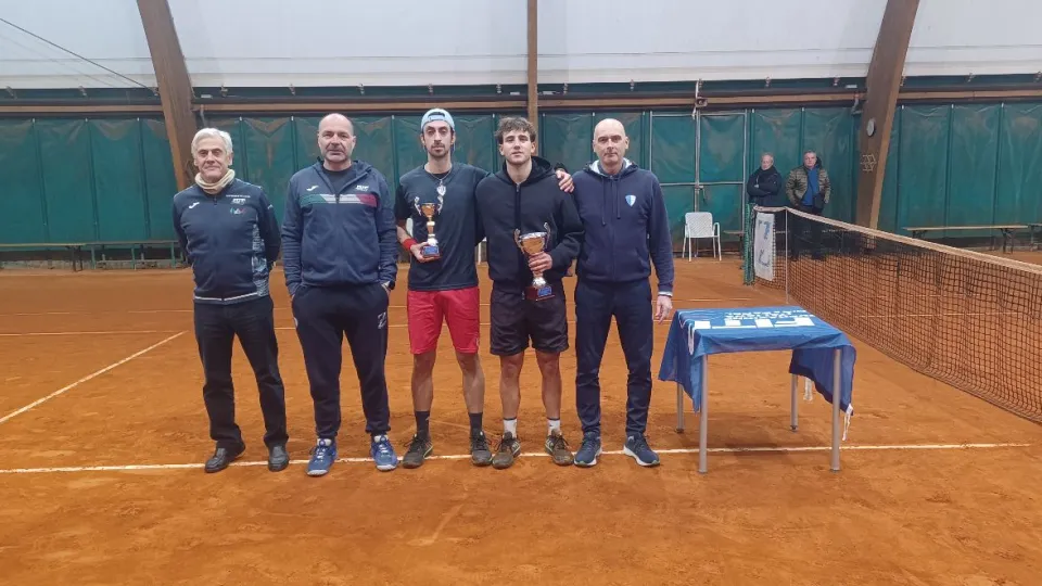 Foto di gruppo della premiazione del torneo Open del Tennis Club Riccione