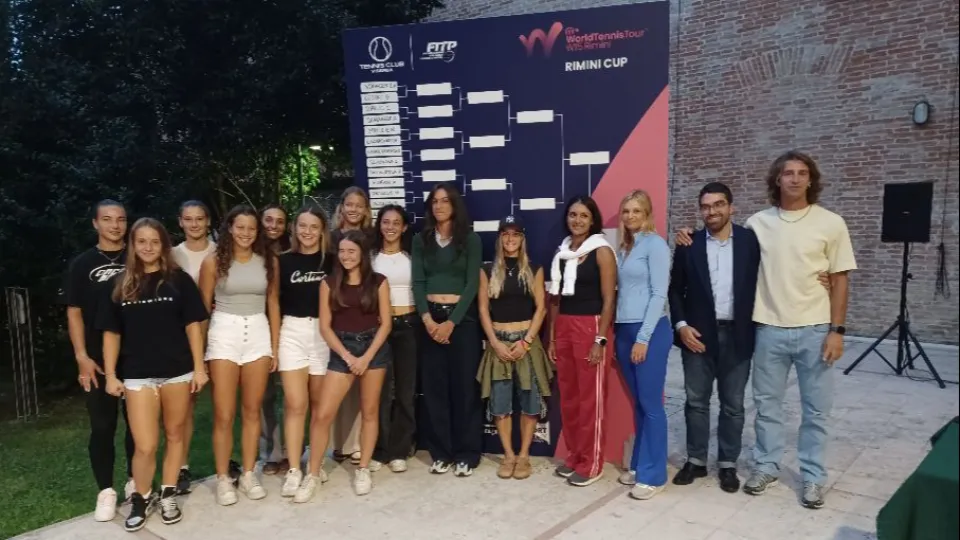 Foto di gruppo delle giocatrici sotto il tabellone della Rimini Cup
