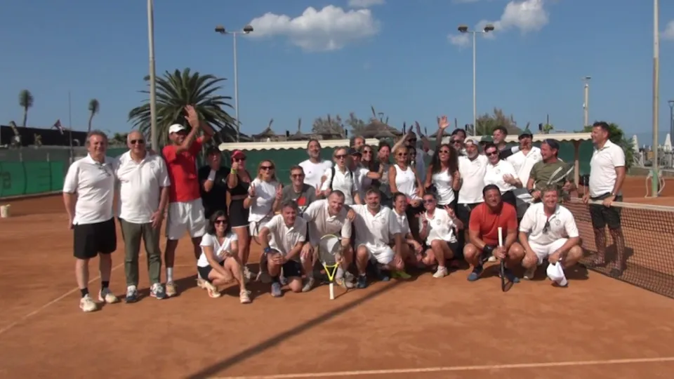 Foto di gruppo di giocatori e dirigenti dei due Circoli Tennis