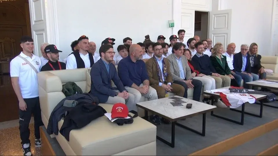 Foto di gruppo di New Rimini alla presentazione al Teatro Galli