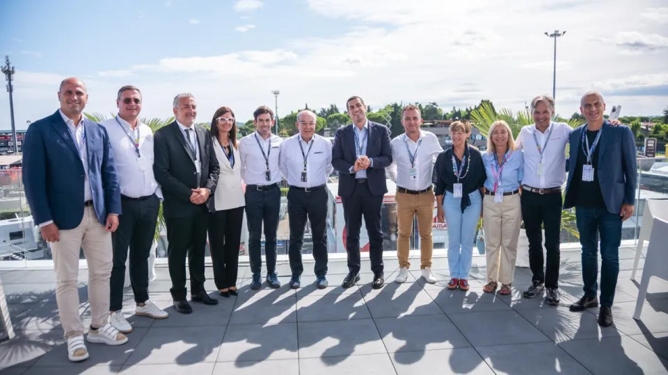 Foto di gruppo dopo il rinnovo