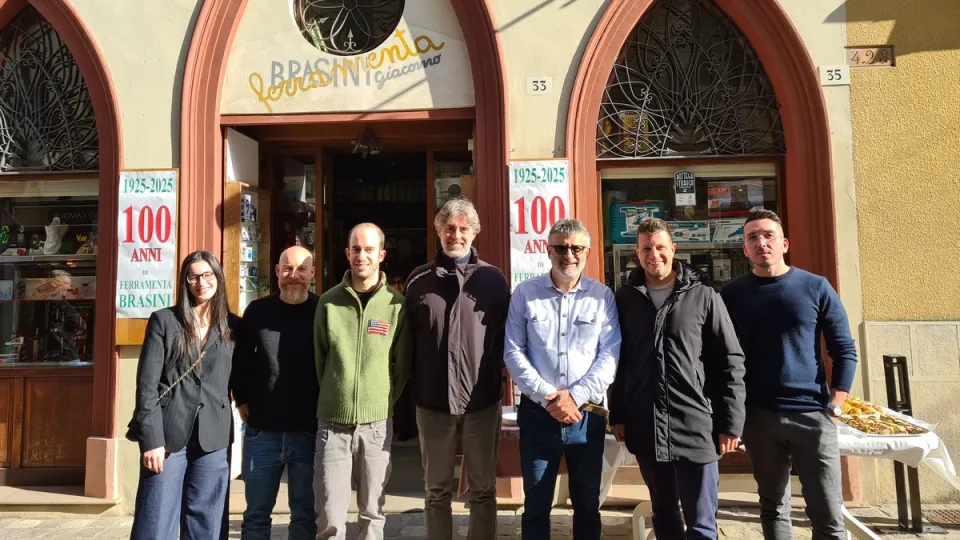 foto di gruppo fuori dal locale