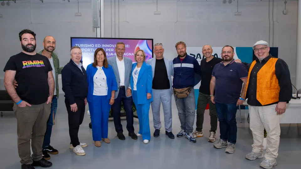 Foto di gruppo gli operatori di spiaggia di Rimini, Antonio Carasso (promozione Alberghiera), Stefano Mazzotti (Comunity 27), Valentina Ridolfi (assessore del comune di Rimini) il Presidente del Clust ERmilia Romagna Andrea Guizzardi