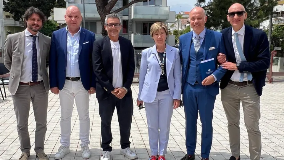 foto di gruppo per il taglio del nastro a Riccione