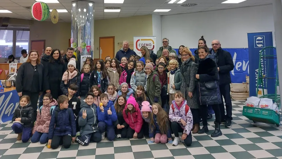 Foto di gruppo per le scuole al CAAR