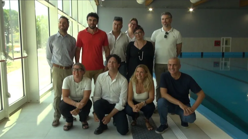 Foto di gruppo vicino alla vasca principale