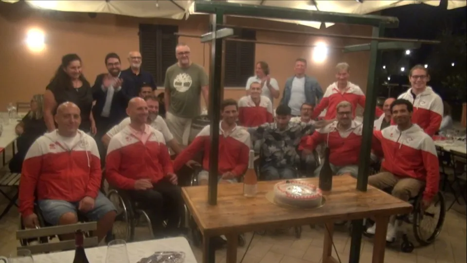 Foto di squadra insieme all'assessore allo Sport Michele Lari