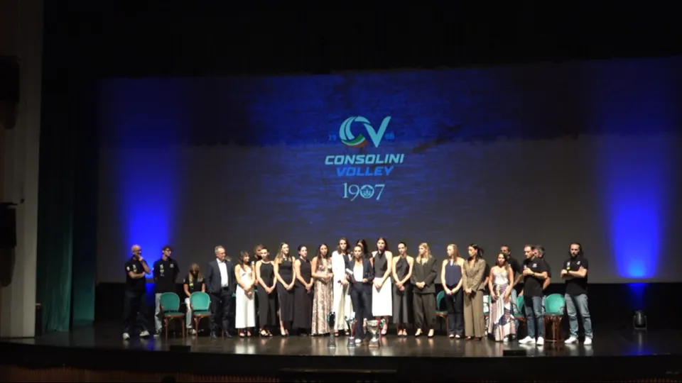 Foto di squadra sul palco del Teatro della Regina