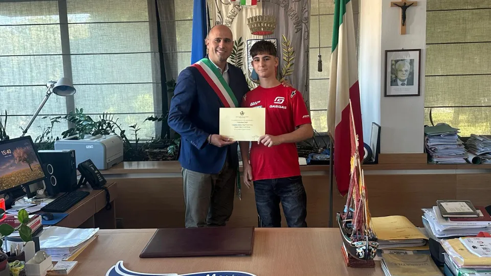 Francesco Cenci premiato dal sindaco di Bellaria-Igea Marina, Filippo Giorgetti