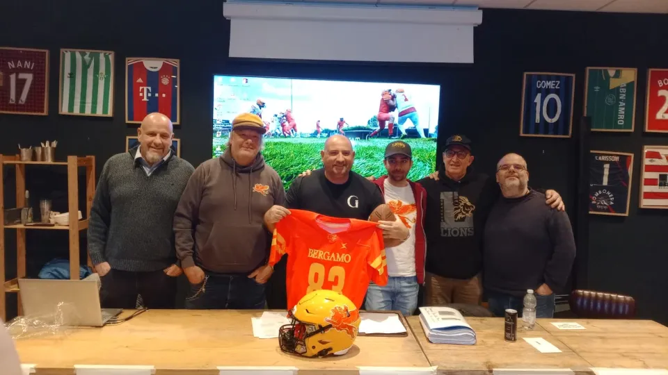 Francesco Gullo insieme ai dirigenti dei Lions Bergamo