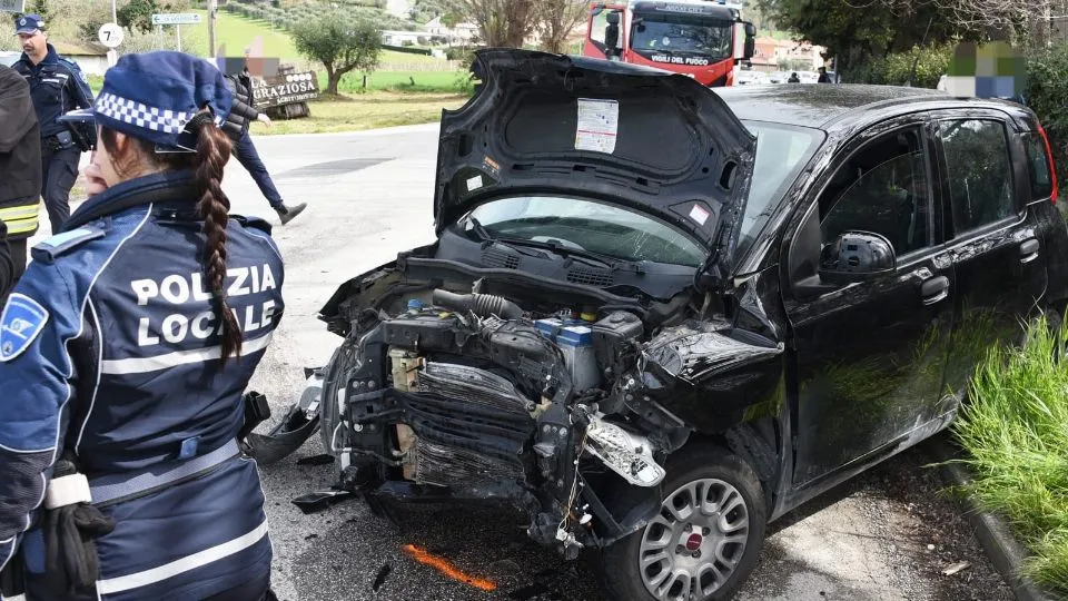 la panda distrutta dopo il violento impatto (foto Migliorini)