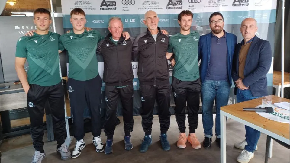 Giocatori, tecnici, dirigenti e l'assessore Michele Lari al TC Viserba