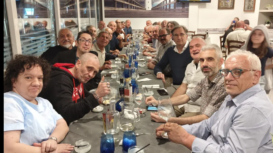 Giuseppe Geria a tavola con i volontari