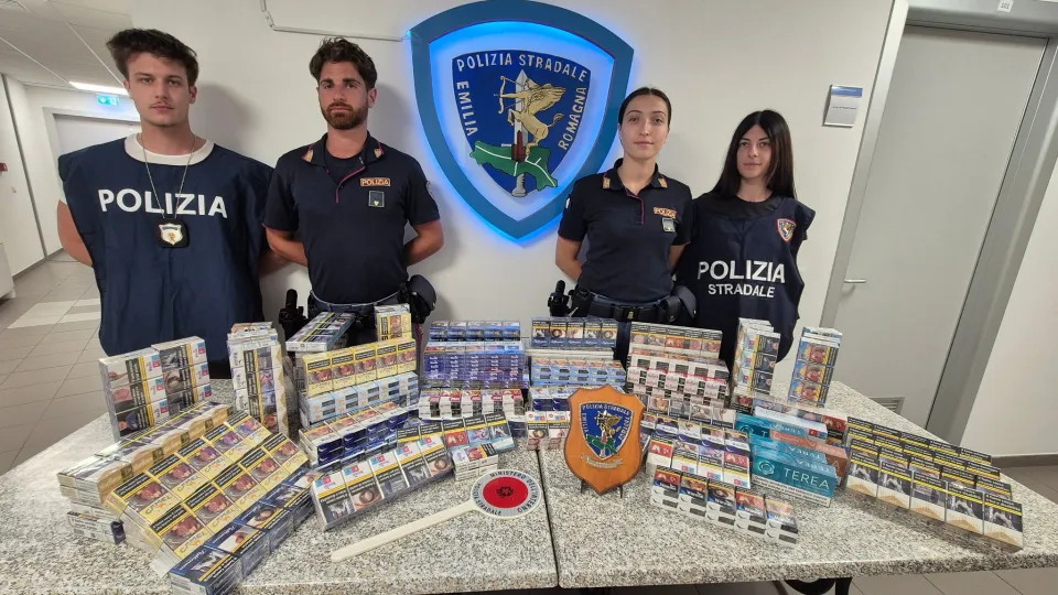 gli 800 pacchi di sigarette recuperati dalla polizia Stradale