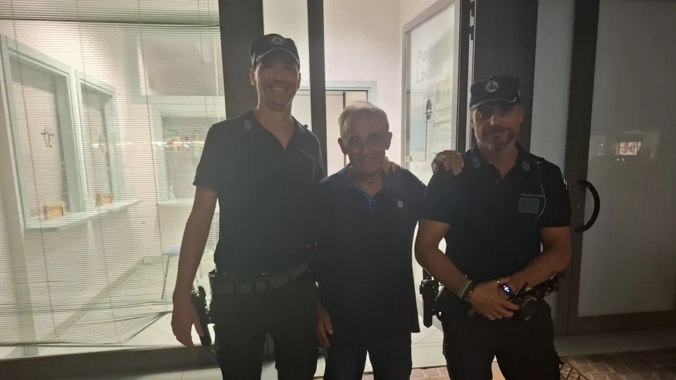 Gli agenti con il fortunato turista