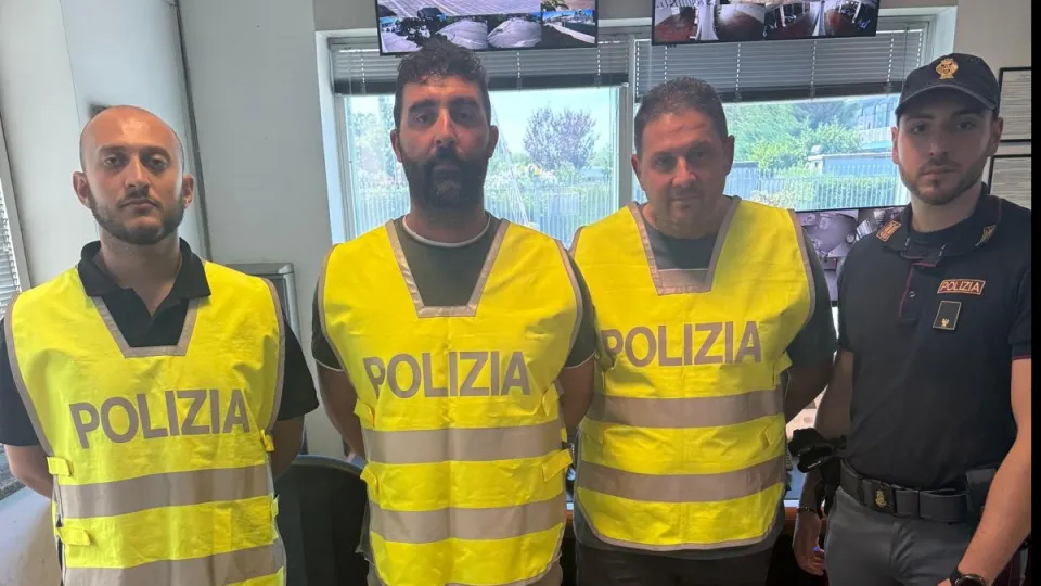 gli agenti della stradale