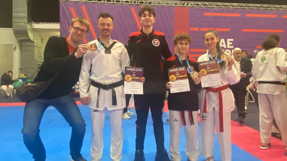 Gli atleti del Taekwondo Olimpic Cattolica e Riccione con le medaglie conquistate