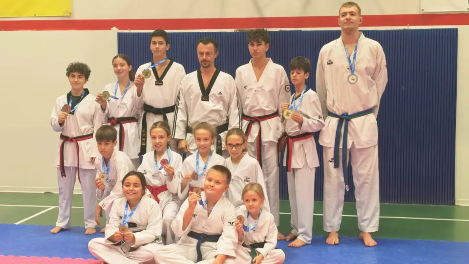 Gli atleti del Taekwondo Olimpic Cattolica e Riccione con le medaglie conquistate