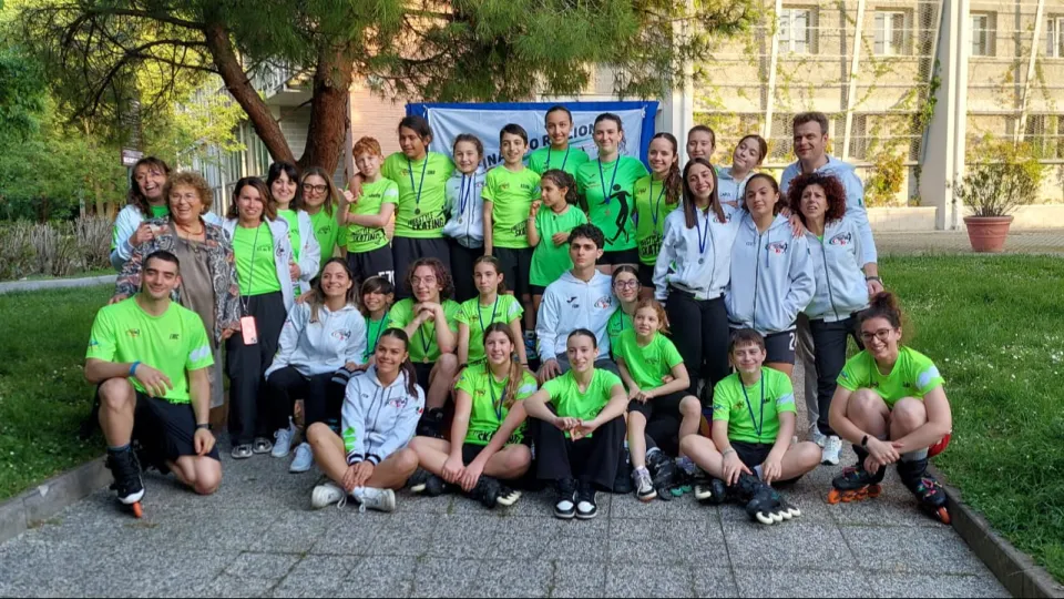 Gli atleti di inline freestyle del Pattinaggio Riccione insieme alla presidente Gigliola Mattei