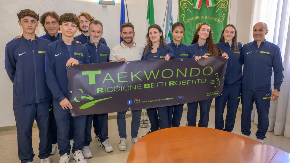 Gli atleti e i maestri dell'ASD Taekwondo Riccione insieme all'assessore Imola
