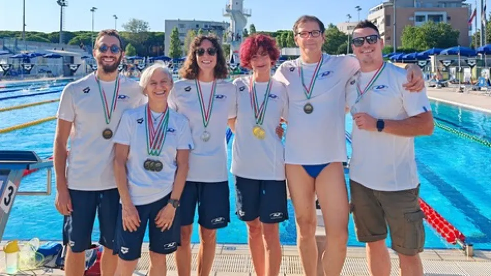 Gli atleti Master di Polisportiva Riccione con le medaglie al collo