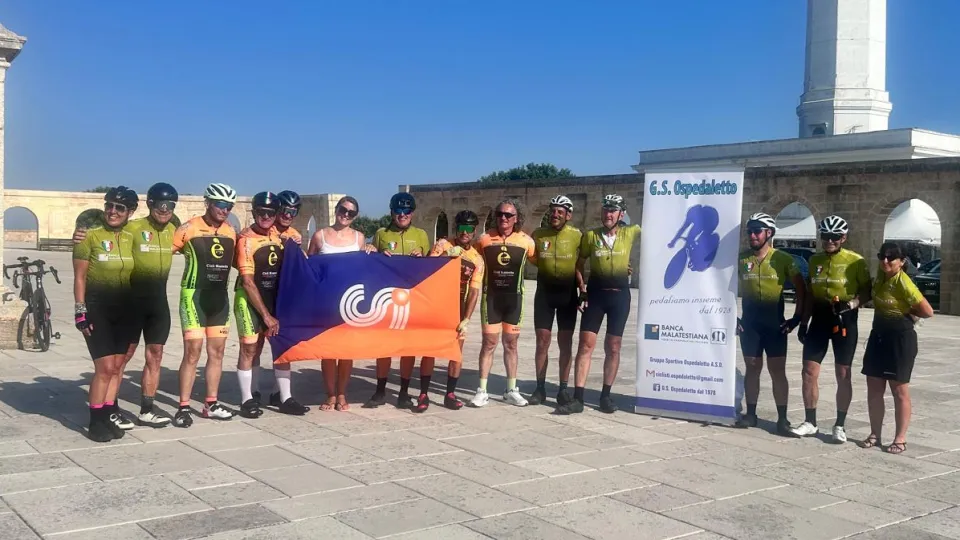 Gli otto ciclisti del G.S. Ospedaletto accolti a Santa Maria di Leuca