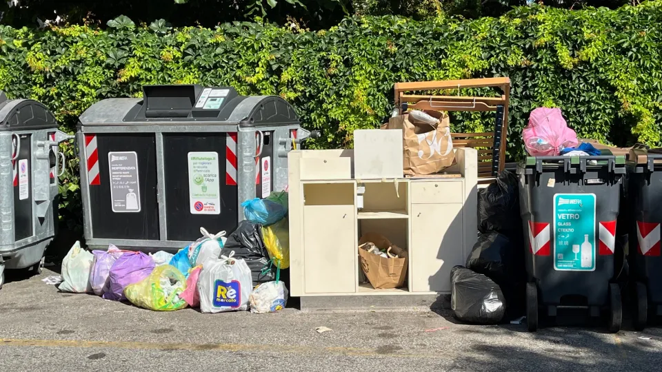 i cassonetti di via Zanotti