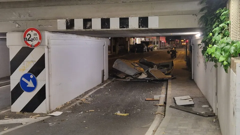 I detriti ammassati in uscita dal sottopasso