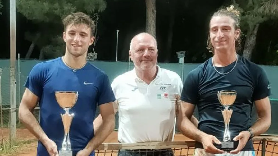 I finalisti con in mezzo il giudice di sedia Andrea Bellelli