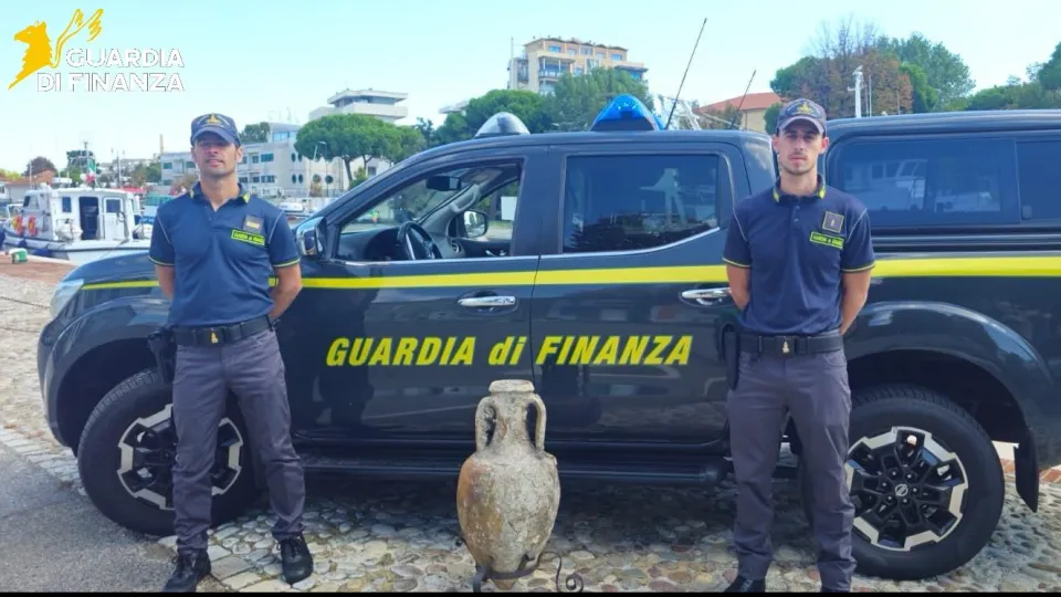 i finanzieri con l'anfora sequestata
