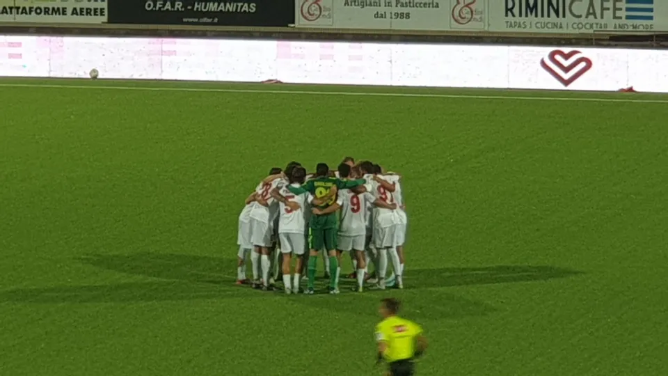 I giocatori biancorossi si caricano prima del calcio d'inizio
