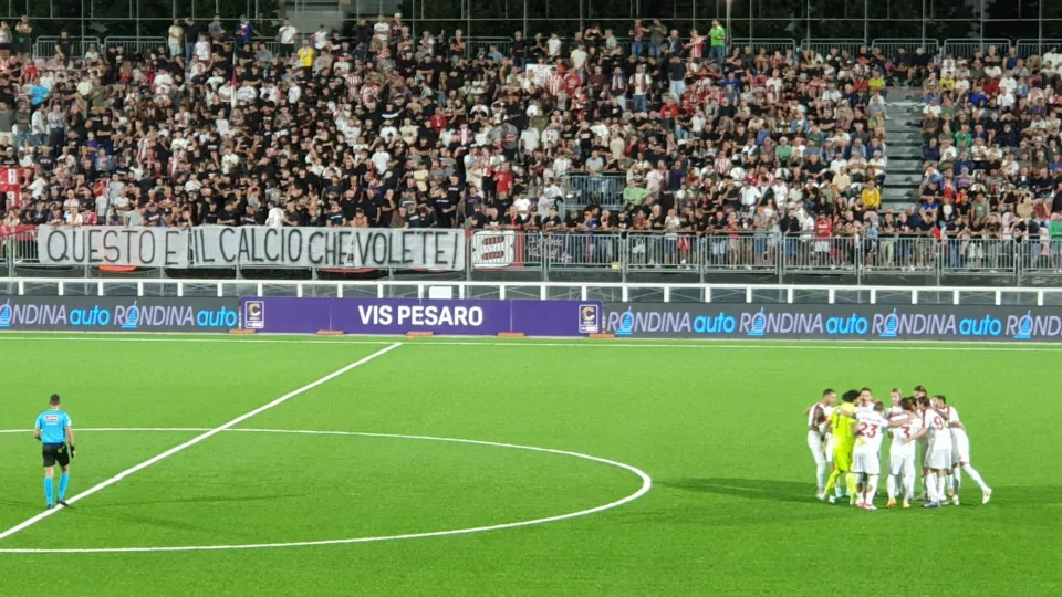 I giocatori del Rimini e i tifosi della Vis Pesaro
