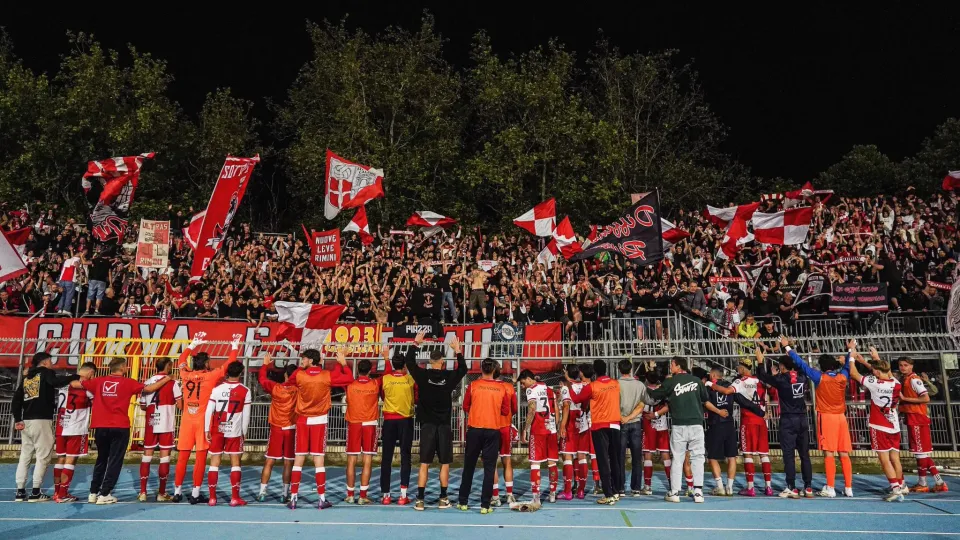 I giocatori del Rimini sotto la Curva Est
