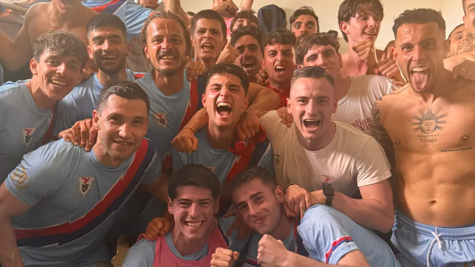 I giocatori del Tropical Coriano festeggiano la vittoria in pieno recupero a Medicina