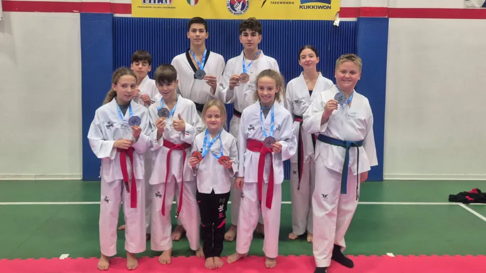 I giovani atleti del Taekwondo Olimpic Cattolica e Riccione con le medaglie conquistate a Torino