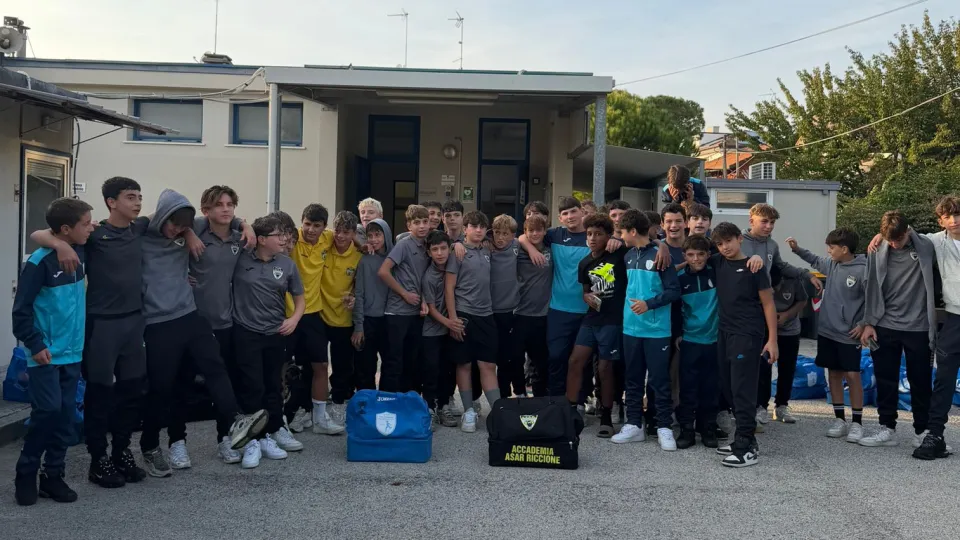 I giovani calciatori delle due squadre insieme a fine partita, nel terzo tempo
