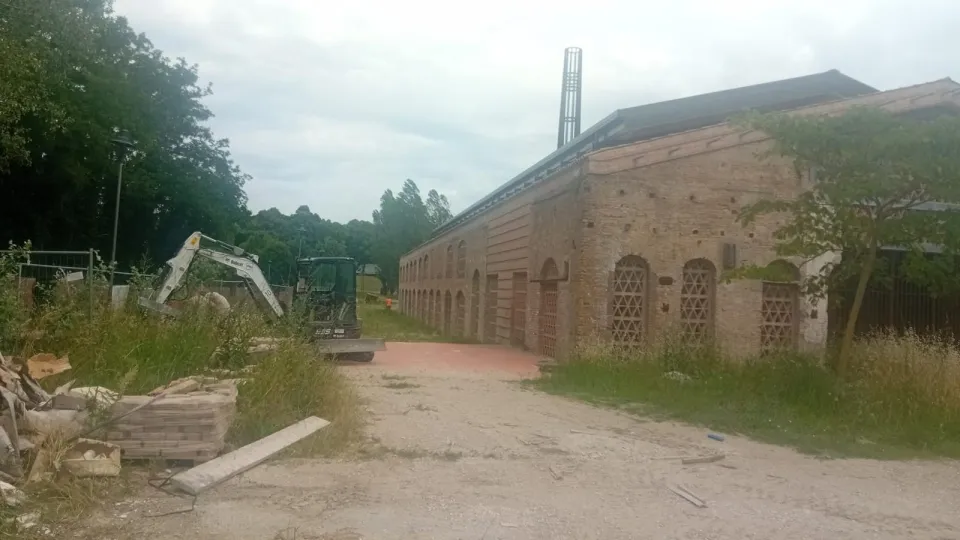 i mezzi al lavoro nel cantiere del Museo del Territorio