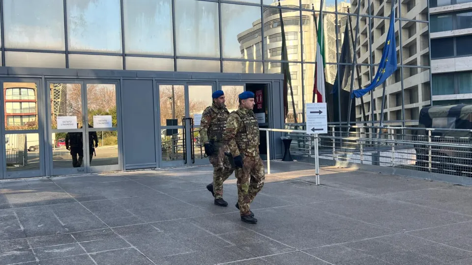 i militari dell'Esercito in servizio in tribunale a Rimini