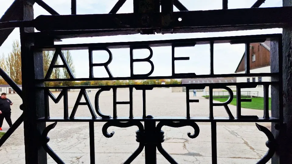 il cancello all’ingresso di Auschwitz