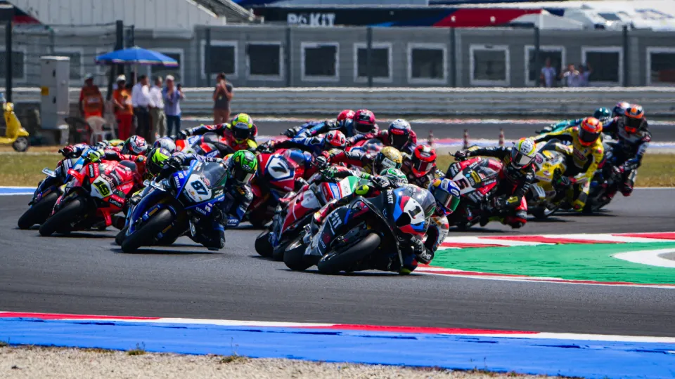 i piloti della Superbike in gara a Misano (Foto Pietrangeli)