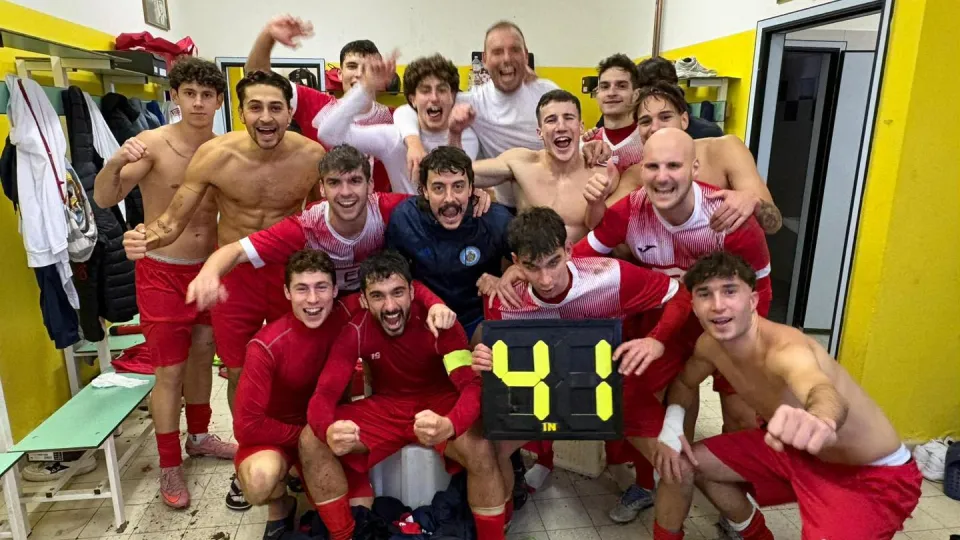 I ragazzi del Solarolo Calcio festeggiano la vittoria sui gialloblù (Foto @Solarolo Calcio)