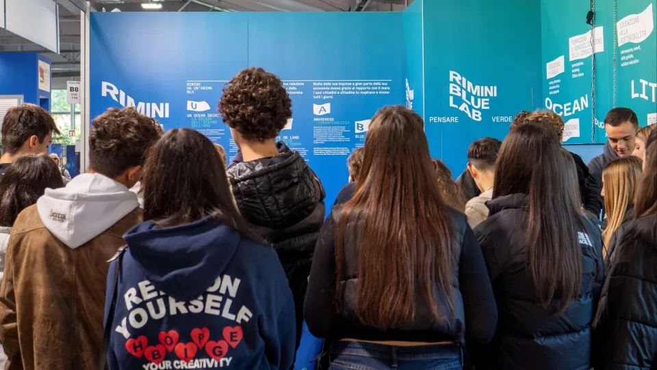 I ragazzi nello stand di Rimini Blue Lab