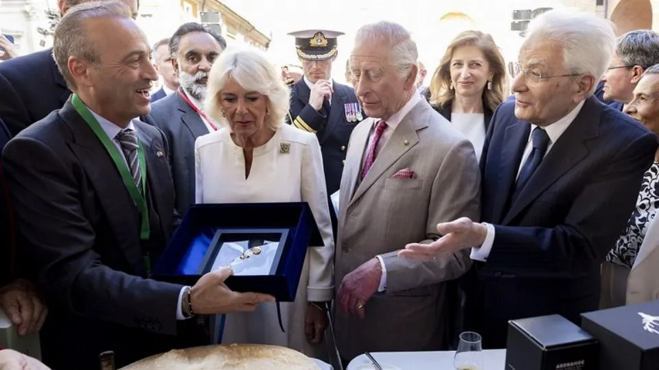Ravenna – Il Presidente della Repubblica Sergio Mattarella con Re Carlo III,, oggi 10 aprile 2015. 
(Foto d Paolo Giandotti – Ufficio Stampa per la Stampa e la Comunicazione della Presidenza della Repubblica)
